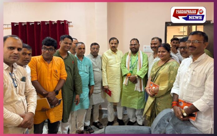 डा. महेश शर्मा ने बिहार प्रवास के दौरान छात्रों और पार्टी कार्यकर्ताओं से की मुलाकात, आगामी विधानसभा चुनावों को लेकर की रणनीतिक बैठकें डा. महेश शर्मा ने बिहार प्रवास के दौरान छात्रों और पार्टी कार्यकर्ताओं से की मुलाकात, आगामी विधानसभा चुनावों को लेकर की रणनीतिक बैठकें