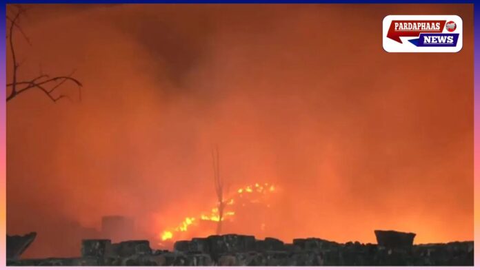 दिल्ली: रोहिणी में रिठाला मेट्रो स्टेशन के पास लगी भीषण आग, दर्जनों झोपड़ियां जलकर खाक