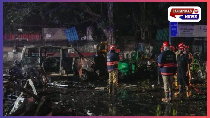 लाल किला के पास चलती कार में जोरदार विस्फोट — 13 की मौत, 30 से अधिक घायल; जांच में कई अनसुलझे सवाल