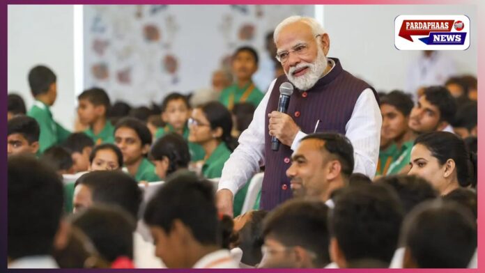 छत्तीसगढ़ स्थापना दिवस पर रायपुर पहुंचे प्रधानमंत्री मोदी, बच्चों से की ‘दिल की बात’