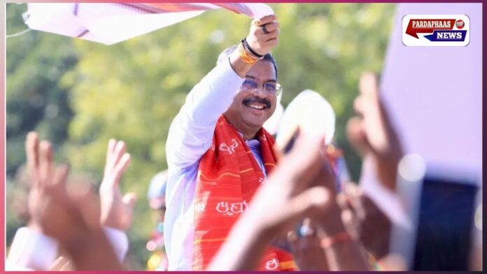 बिहार विधानसभा चुनाव में एनडीए गठबंधन की ऐतिहासिक जीत के बाद केंद्रीय शिक्षा मंत्री धर्मेंद्र प्रधान का ओडिशा पहुंचने पर भव्य स्वागत