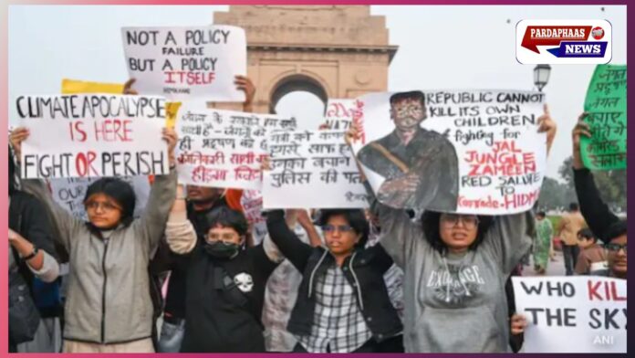इंडिया गेट पर वायु प्रदूषण के खिलाफ प्रदर्शन में ‘हिडमा जिंदाबाद’ के नारे, उठा विवाद