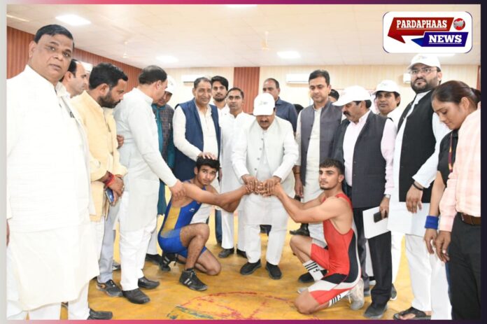 दादरी । भाजपा के सांसद एवं पूर्व केंद्रीय मंत्री डॉ महेश शर्मा ने मिहिर भोज बालिका इंटर कॉलेज परिसर में सांसद खेल महोत्सव के शुभारंभ किया ।अवसर पर बोल रहे थे ।