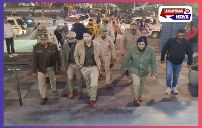 नववर्ष पर सुरक्षा का अभेद्य कवच: डीसीपी सेन्ट्रल नोएडा ने किया बिसरख क्षेत्र में सघन पैदल गश्त, संदिग्धों पर कड़ी नजर