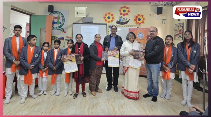 ईटा-2 स्थित ग्रेड्स इंटरनेशनल स्कूल में आज शुक्रवार, 16 जनवरी 2026 को भारत विकास परिषद् विवेकानन्द शाखा के तत्वावधान में स्वामी विवेकानन्द जयंती एवं महासमूह गान कार्यक्रम का गरिमामय आयोजन किया गया। इस अवसर पर विद्यालय परिसर राष्ट्रभक्ति, सांस्कृतिक चेतना और प्रेरणादायी विचारों से सराबोर नजर आया। कार्यक्रम का शुभारंभ संगीत शिक्षिका संचारी भट्टाचार्य के संयोजन में राष्ट्रगीत वन्दे मातरम् के सस्वर गायन से हुआ। इसके पश्चात विद्यालय के सभी छात्र-छात्राओं एवं शिक्षक-शिक्षिकाओं ने सामूहिक रूप से “हम करें राष्ट्र आराधन” महासमूह गान प्रस्तुत कर देशभक्ति की भावना को सशक्त रूप से अभिव्यक्त किया। मुख्य वक्ता प्रो. विवेक कुमार ने स्वामी विवेकानन्द के जीवन और दर्शन पर विस्तार से प्रकाश डालते हुए कहा कि बचपन से ही मेधावी नरेंद्र नाथ दत्त जब स्वामी रामकृष्ण परमहंस के शिष्य बने, तब उन्होंने “मानव सेवा ही ईश्वर सेवा है” के महान सिद्धांत को अपने जीवन का मूल मंत्र बना लिया। उन्होंने कहा कि स्वामी विवेकानन्द का मानना था कि जिस प्रकार एक पक्षी एक पंख के सहारे उड़ान नहीं भर सकता, उसी प्रकार समाज भी महिलाओं की समान भागीदारी के बिना प्रगति नहीं कर सकता। प्रो. कुमार ने विद्यार्थियों को स्वामी विवेकानन्द के अमर संदेश “उठो, जागो और लक्ष्य प्राप्ति तक रुको मत” को जीवन में आत्मसात करने का आह्वान किया। विद्यालय की प्रधानाचार्या अदिति बसु रॉय ने अपने संबोधन में कहा कि स्वामी विवेकानन्द का जीवन हम सभी के लिए प्रेरणास्रोत है। उनके विचार न केवल वर्तमान समय में प्रासंगिक हैं, बल्कि आने वाले हजारों वर्षों तक मानव समाज को दिशा और ऊर्जा प्रदान करते रहेंगे। उन्होंने विद्यार्थियों से विवेकानन्द के आदर्शों को अपने आचरण में उतारने का आग्रह किया। भारत विकास परिषद् विवेकानन्द शाखा के अध्यक्ष विवेक अरोरा ने भारतीय संस्कृति पर प्रकाश डालते हुए एक प्रेरक उदाहरण प्रस्तुत किया। उन्होंने कहा कि केवल अपने लिए करना और खाना मनुष्य की स्वाभाविक प्रवृत्ति है, दूसरों से छीनकर खाना विकृति है, जबकि समाज के साथ मिल-बाँटकर करना और खाना ही हमारी सच्ची भारतीय संस्कृति है। उन्होंने सामाजिक समरसता और सहयोग की भावना को मजबूत करने पर बल दिया। कार्यक्रम में कोऑर्डिनेटर सुशीला, बबीता, तमन्ना, रवि मेहरा सहित विद्यालय के अनेक शिक्षक-शिक्षिकाएं एवं छात्र-छात्राएं उपस्थित रहीं। अंत में सभी ने स्वामी विवेकानन्द के विचारों को आत्मसात कर राष्ट्र निर्माण में योगदान देने का संकल्प लिया।