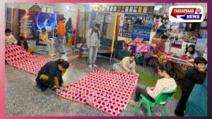 वेस्टेड पोस्टर्स से बनीं वॉटरप्रूफ ब्लैंकेट, दिव्यांग बच्चों की सराहनीय पहल