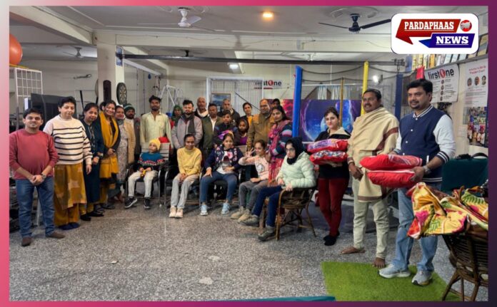 वेस्टेड पोस्टर्स से बनीं वॉटरप्रूफ ब्लैंकेट, दिव्यांग बच्चों की सराहनीय पहल