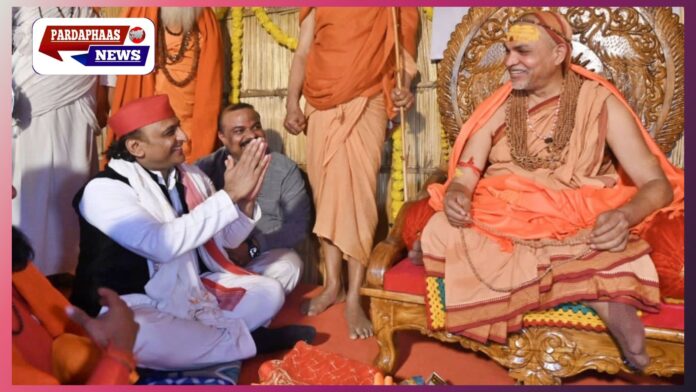 धरने पर शंकराचार्य, फोन पर अखिलेश—सहयोग या सियासत? 2015 की यादों ने बहस को और तेज किया