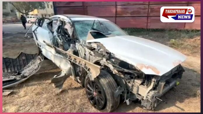 नोएडा एलिवेटेड रोड पर भीषण हादसा: ओवरटेक के दौरान कार ट्रक से टकराई, 19 वर्षीय युवक की मौत, तीन गंभीर