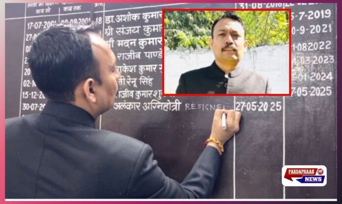 UGC नियम और शंकराचार्य प्रकरण पर बड़ा कदम: PCS अधिकारी अलंकार अग्निहोत्री का इस्तीफा, ब्राह्मणों के लिए वैकल्पिक राजनीति की अपील बरेली। केंद्र सरकार द्वारा लागू किए गए UGC भेदभाव विरोधी नियम–2026 और प्रयागराज में शंकराचार्य अविमुक्तेश्वरानंद से जुड़े कथित अपमान को लेकर उत्तर प्रदेश प्रांतीय सिविल सेवा (PCS) के अधिकारी और बरेली के सिटी मजिस्ट्रेट अलंकार अग्निहोत्री ने अपने पद से इस्तीफा दे दिया है। उनका कहना है कि इन दोनों गंभीर मामलों पर केंद्र और राज्य सरकारों में बैठे ब्राह्मण एवं सामान्य वर्ग के जनप्रतिनिधियों की चुप्पी ने समाज को गहरे भ्रम और असमंजस में डाल दिया है। “जनप्रतिनिधि समाज के प्रति जवाबदेह नहीं रहे” इस्तीफे के बाद अलंकार अग्निहोत्री ने कहा कि जिन जनप्रतिनिधियों को ब्राह्मण और सामान्य वर्ग की जनता ने चुना, वे अपने समाज के हितों पर खुलकर बोलने में विफल रहे हैं। उनका आरोप है कि आज कई जनप्रतिनिधि समाज का प्रतिनिधित्व करने के बजाय सत्ता और कॉर्पोरेट व्यवस्था के मूक सेवक बनकर रह गए हैं। राज्यपाल और चुनाव आयोग को भेजे पत्र में क्या लिखा? अपने त्यागपत्र में उन्होंने बताया कि वे 2019 बैच के PCS अधिकारी हैं और वर्तमान में सिटी मजिस्ट्रेट, बरेली के पद पर कार्यरत थे। उन्होंने यह भी उल्लेख किया कि उन्होंने IIT (BHU) से बी.टेक. की शिक्षा प्राप्त की है और महामना मदन मोहन मालवीय के आदर्शों से प्रेरित हैं। पत्र में उन्होंने प्रयागराज के माघ मेले के दौरान शंकराचार्य अविमुक्तेश्वरानंद और उनके शिष्यों के साथ कथित मारपीट की घटना का उल्लेख करते हुए कहा कि ब्राह्मणों की शिखा/चोटी जैसे धार्मिक प्रतीकों का अपमान न केवल एक समुदाय, बल्कि पूरे हिंदू समाज की अस्मिता पर आघात है। UGC Regulation 2026 पर गंभीर आरोप अलंकार अग्निहोत्री ने UGC Regulation 2026 को लेकर दावा किया कि— सामान्य वर्ग के छात्रों को स्वतः संदेह के घेरे में रखा गया है नियमों की भाषा असमान और भेदभावपूर्ण है फर्जी शिकायतों के ज़रिए सामान्य वर्ग के छात्रों के भविष्य से खिलवाड़ की आशंका है उन्होंने इसे सरकार की “Divide & Rule” (फूट डालो और शासन करो) जैसी नीति बताते हुए तत्काल वापस लेने की मांग की। सोशल मीडिया पर फैल रही भ्रांतियां और सच्चाई इस मामले को लेकर सोशल मीडिया पर कई तरह की भ्रामक बातें फैल रही हैं: ❌ “अलंकार अग्निहोत्री ने इस्तीफा सिर्फ राजनीतिक लाभ के लिए दिया” ✔️ सच्चाई: उन्होंने अपने पत्र में स्पष्ट रूप से सामाजिक, सांस्कृतिक और नीतिगत कारण गिनाए हैं। ❌ “UGC नियम सभी वर्गों पर समान रूप से लागू हैं” ✔️ सवाल: नियमों की भाषा और प्रक्रिया स्पष्ट न होने से असमानता की आशंका जताई जा रही है। ❌ “शंकराचार्य प्रकरण मामूली घटना थी” ✔️ सच्चाई: धार्मिक आस्थाओं और प्रतीकों से जुड़ी घटनाएं समाज के बड़े वर्ग को आहत करती हैं। वैकल्पिक राजनीति की अपील अलंकार अग्निहोत्री ने कहा कि आज ब्राह्मण और सामान्य वर्ग स्वयं को अनाथ और असहाय महसूस कर रहा है। उन्होंने अपील की— “अब समय आ गया है कि ब्राह्मण और सामान्य वर्ग अपने हितों की रक्षा के लिए वैकल्पिक राजनीतिक व्यवस्था तैयार करें, ताकि सरकारों को भ्रम से बाहर निकाला जा सके।” निष्कर्ष PCS अधिकारी का यह इस्तीफा केवल एक प्रशासनिक निर्णय नहीं, बल्कि नीतियों, प्रतिनिधित्व और सामाजिक संतुलन पर बड़ा सवाल खड़ा करता है। आने वाले समय में यह मामला राजनीतिक और सामाजिक बहस का केंद्र बना रह सकता है।