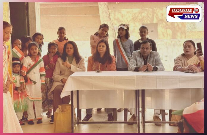 गणतंत्र दिवस पर EMCT की सराहनीय पहल: बिसरख के छोटी मिलक गाँव में बच्चों को संविधान, समान अधिकार और शिक्षा का महत्व बताया