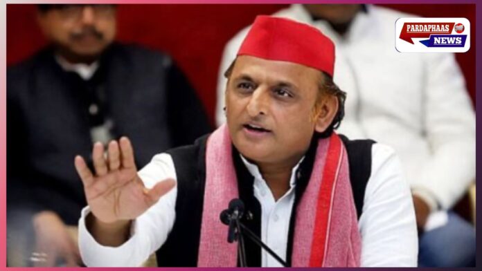 “सरकारी अफसरों की हिम्मत नहीं कि बिना सरकार की शह पर शंकराचार्य का अपमान करें। यह जानबूझकर किया गया है क्योंकि सरकार के पास उनके सवालों का कोई जवाब नहीं है।” उन्होंने मांग की कि सरकार सार्वजनिक रूप से माफी मांगे।