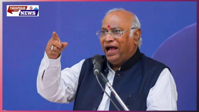 “मोदी सरकार विपक्ष की आवाज दबा रही है, महानायकों का हो रहा अपमान” — खरगे का आरोप, राज्यसभा से विपक्ष का वॉकआउट