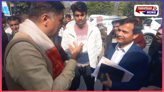 “अलीगढ़ में पक्षी भी मेरी इजाज़त से उड़ेंगे” — सिंचाई अधिकारी पर सांसद सतीश गौतम की सरेआम फटकार, वीडियो वायरल