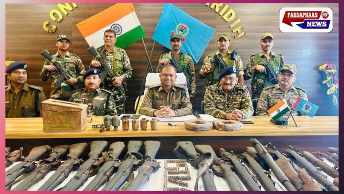 गिरिडीह: पुलिस-सीआरपीएफ ने नक्सलियों के ठिकाने से भारी हथियार और विस्फोटक बरामद, पोषित आशंका 2008 में लूटी राइफलों से जुड़ी