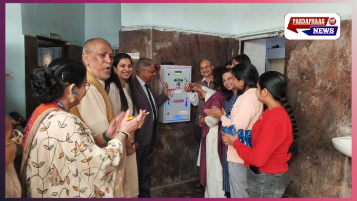नोएडा पब्लिक लाइब्रेरी में पीरियड स्वास्थ्य जागरूकता अभियान: छात्राओं को मिली सैनिटरी वेंडिंग मशीन व इंसीनेरेटर की सुविधा