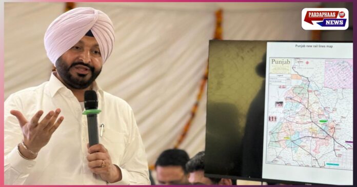 **तलवंडी साबो रेल लिंक को मंजूरी: तख्त श्री दमदमा साहिब अब रेल नेटवर्क से जुड़ेगा, पहली बार रेल से जुड़ेंगे सिख धर्म के पांचों तख्त** पंजाब के लिए एक ऐतिहासिक और आस्था से जुड़ा महत्वपूर्ण कदम उठाते हुए केंद्र सरकार ने तलवंडी साबो के लिए नई रेल लाइन परियोजना को मंजूरी दे दी है। इस मंजूरी के साथ अब सिख धर्म के पवित्र स्थल तख्त श्री दमदमा साहिब को भी रेल नेटवर्क से जोड़ा जाएगा। इससे पहली बार सिख धर्म के सभी पांचों तख्त रेल मार्ग के जरिए आपस में जुड़ जाएंगे, जो धार्मिक यात्राओं और क्षेत्रीय संपर्क को मजबूत करेगा। केंद्रीय रेल राज्य मंत्री Ravneet Singh Bittu ने इस परियोजना को ऐतिहासिक बताते हुए कहा कि यह केवल एक रेलवे लाइन नहीं बल्कि आस्था, गौरव और पंजाब के लिए लंबे समय से लंबित न्याय का प्रतीक है। उन्होंने कहा कि इस परियोजना के पूरा होने से देश-विदेश से आने वाले श्रद्धालुओं के लिए तख्त श्री दमदमा साहिब तक पहुंचना काफी आसान हो जाएगा। ### आस्था को जोड़ने वाला रेल मार्ग रेल मंत्री ने कहा कि तख्त श्री दमदमा साहिब सिख धर्म के पांच प्रमुख तख्तों में से एक है और इसका सिख इतिहास में अत्यंत महत्वपूर्ण स्थान है। अब यह स्थल रेल मार्ग से अन्य तख्तों—अकाल तख्त, तख्त श्री केशगढ़ साहिब, तख्त श्री पटना साहिब और तख्त श्री हजूर साहिब से जुड़ सकेगा। इससे श्रद्धालुओं के लिए धार्मिक यात्रा पहले से अधिक सुगम और सुविधाजनक हो जाएगी। ### क्या है तलवंडी साबो रेल परियोजना रमन मंडी-सद्दा सिंहवाला नई ब्रॉड गेज रेल लाइन परियोजना, मानसा-बठिंडा डबलिंग परियोजना के अंतर्गत एक महत्वपूर्ण बुनियादी ढांचा पहल है। इस रेल लाइन की कुल लंबाई लगभग 42.9 किलोमीटर होगी और इस पर करीब 1118.47 करोड़ रुपये की लागत आएगी। प्रति किलोमीटर लागत लगभग 26.07 करोड़ रुपये आंकी गई है। यह परियोजना पंजाब के मानसा जिला और बठिंडा जिला को कवर करेगी। इसके निर्माण से क्षेत्र में परिवहन व्यवस्था मजबूत होगी और व्यापार, पर्यटन तथा धार्मिक यात्राओं को भी बढ़ावा मिलेगा। ### 192 हेक्टेयर भूमि की होगी आवश्यकता इस परियोजना के लिए कुल 192.42 हेक्टेयर भूमि की आवश्यकता होगी। इसमें से 40.508 हेक्टेयर भूमि मानसा जिले में और 151.912 हेक्टेयर भूमि बठिंडा जिले में अधिग्रहित की जाएगी। रेलवे अधिकारियों के अनुसार भूमि अधिग्रहण और निर्माण कार्य पूरा होने के बाद यह रेल लाइन क्षेत्र के विकास में महत्वपूर्ण भूमिका निभाएगी। ### रेल लाइन पर बनेंगे छह स्टेशन नई रेल लाइन पर कुल छह स्टेशन होंगे, जिनमें दो मौजूदा और चार नए स्टेशन शामिल होंगे। प्रस्तावित स्टेशनों में ललेआना, तलवंडी साबो, जागा राम तीर्थ और कमालू सवाइच शामिल हैं। इसके अलावा कमालू सवाइच को जंक्शन के रूप में विकसित किया जाएगा। रेलवे मंत्रालय का मानना है कि इस परियोजना के शुरू होने से पंजाब में धार्मिक पर्यटन को नई गति मिलेगी और तख्त श्री दमदमा साहिब तक पहुंचने वाले श्रद्धालुओं की संख्या में भी वृद्धि होगी। साथ ही यह रेल लिंक क्षेत्रीय विकास, रोजगार और स्थानीय अर्थव्यवस्था को भी मजबूती देगा।