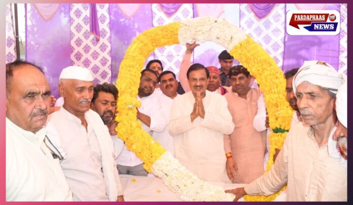 जेवर एयरपोर्ट उद्घाटन से पहले तेज हुआ जनसंपर्क अभियान: डॉ. महेश शर्मा ने ग्रामीणों को दिया कार्यक्रम में शामिल होने का निमंत्रण