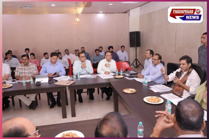 “विकास अब बंद कमरों में नहीं, जनता की भागीदारी से होगा”: नोएडा विधायक पंकज सिंह ने की उच्चस्तरीय समीक्षा बैठक