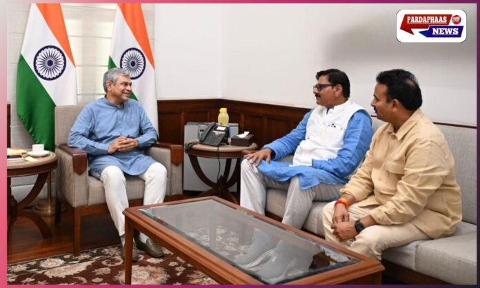 जेवर एयरपोर्ट कनेक्टिविटी को मिली नई दिशा: विधायक धीरेन्द्र सिंह ने रेल मंत्री अश्विनी वैष्णव से चोला स्टेशन के आधुनिकीकरण पर की अहम चर्चा