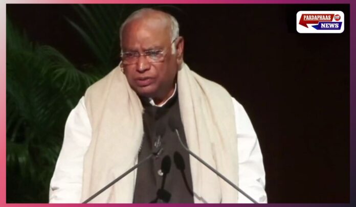 FCRA संशोधनों को लेकर खरगे का मोदी सरकार पर हमला, केरल चुनाव से पहले कांग्रेस के बड़े वादे