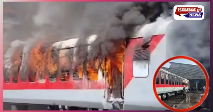 मुंबई के माटुंगा रेलवे वर्कशॉप में AC LHB स्लीपर कोच में भीषण आग, 70% हिस्सा जला; समय रहते काबू, बड़ा हादसा टला