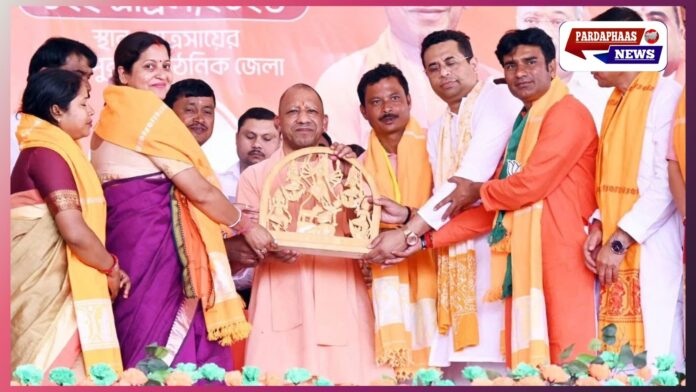 ‘तुष्टीकरण, माफियाराज और कटमनी’ पर योगी का हमला: बंगाल में ‘डबल इंजन’ सरकार से ‘खेला बंद, विकास शुरू’ का आह्वान