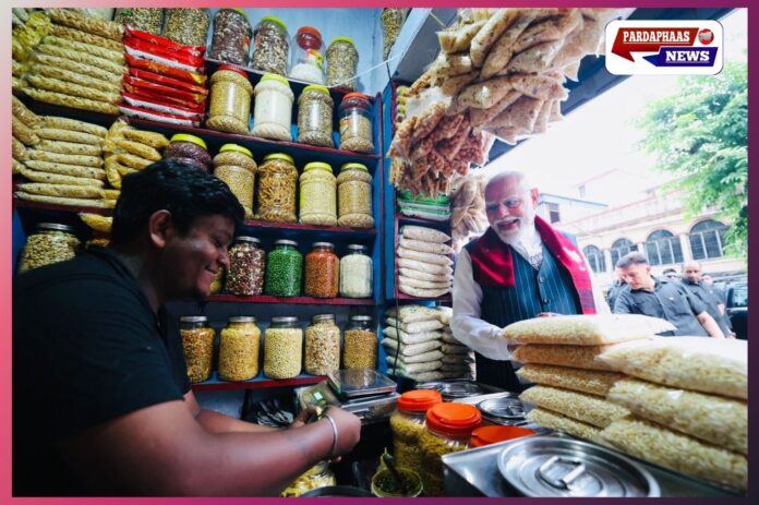 बंगाल के रण में ‘झालमुड़ी मोमेंट’: झारग्राम में अचानक रुके पीएम मोदी, सड़क किनारे लिया स्वाद—रैली के बीच बदला माहौल