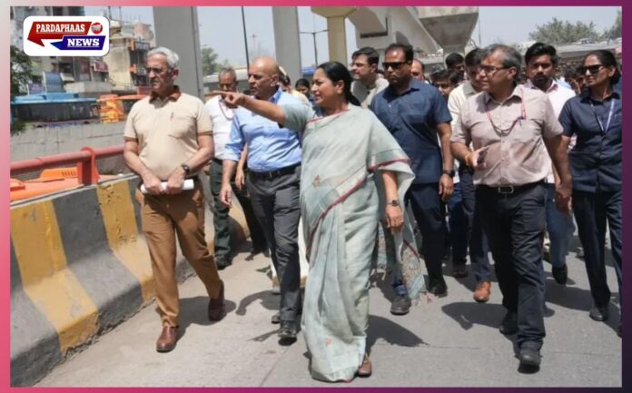 आजादपुर में CM रेखा गुप्ता का औचक निरीक्षण, लापरवाही पर अधिकारियों को सख्त चेतावनी
