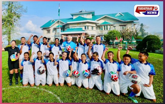 सिक्किम में PM मोदी का अलग अंदाज, बच्चों संग फुटबॉल खेलकर जीता दिल; फिर 4000 करोड़ की परियोजनाओं की दी सौगात