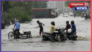 देश पर बारिश का महाकहर: कहीं डूबी दिल्ली, कहीं बहा महाराष्ट्र, कहीं टूटे पहाड़